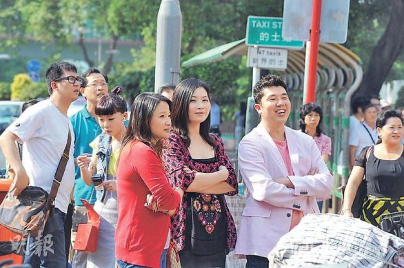 有市民喺上水港鐵站外發起「光復上水」行動,身為「梁粉」嘅民建聯北區區議員劉國勳(前排右),拉埋太太呂廸明(前排左),同埋CY喺競選特首期間嘅公關洪綺敏(前排中),齊齊到場趁熱鬧。(尹錦恩攝) 有市民喺上水港鐵站外發起「光復上水」行動,身為「梁粉」嘅民建聯北區區議員劉國勳(前排右),拉埋太太呂廸明(前排左),同埋CY喺競選特首期間嘅公關洪綺敏(前排中),齊齊到場趁熱鬧。(尹錦恩攝)