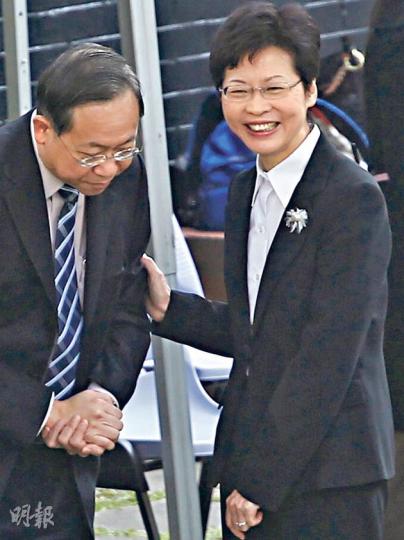 政務司長林鄭月娥(右)昨日在中環出席紀念保衛香港捐軀人士活動後,表明政府不會修訂或延遲長者生活津貼撥款方案,旁為保安局長黎棟國。(李紹昌攝) 政務司長林鄭月娥(右)昨日在中環出席紀念保衛香港捐軀人士活動後,表明政府不會修訂或延遲長者生活津貼撥款方案,旁為保安局長黎棟國。(李紹昌攝)