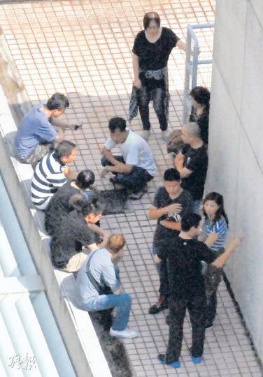 16歲中四學生為感情煩惱昨凌晨跳樓亡,昨午10多名親友在死者曾伏屍地方拜祭,眾人心情沉重。(雲錦鋒攝) 16歲中四學生為感情煩惱昨凌晨跳樓亡,昨午10多名親友在死者曾伏屍地方拜祭,眾人心情沉重。(雲錦鋒攝)