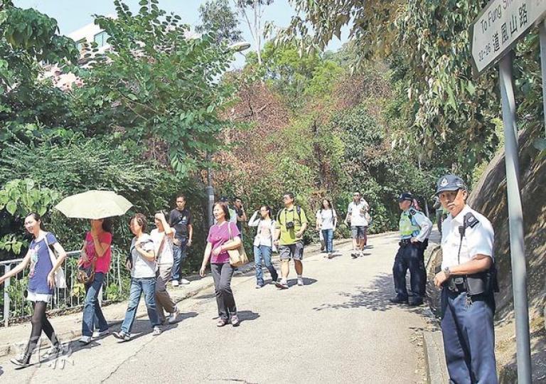 運輸署在2009年起,每逢清明重陽都封閉道風山路其中一段。約10名警員昨日在封路起點駐守,不少孝子賢孫到山上的淨土園或道風山基督教墳場致祭。(林俊源攝) 運輸署在2009年起,每逢清明重陽都封閉道風山路其中一段。約10名警員昨日在封路起點駐守,不少孝子賢孫到山上的淨土園或道風山基督教墳場致祭。(林俊源攝)