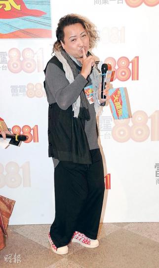 古明華前晚現身商台撐好友王喜,更以「蘇基Look」示人。(攝影/記者:楊安莉) 古明華前晚現身商台撐好友王喜,更以「蘇基Look」示人。(攝影/記者:楊安莉)