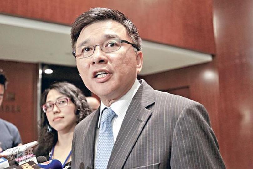 財經事務及庫務局長陳家強指出,有否熱錢進入本港仍需時觀察,又指低息環境令資產價格推高,將密切監察巿場情况。(郭慶輝攝) 財經事務及庫務局長陳家強指出,有否熱錢進入本港仍需時觀察,又指低息環境令資產價格推高,將密切監察巿場情况。(郭慶輝攝)
