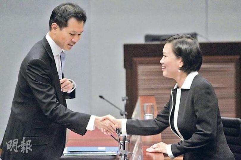 司法及法律事務委員會主席梁美芬(右)早前因在當選主席前,向立法會秘書處建議更改開會時間,被副主席郭榮鏗(左)公開批評。梁美芬昨在開會後主動向郭榮鏗伸出友誼之手。(郭慶輝攝) 司法及法律事務委員會主席梁美芬(右)早前因在當選主席前,向立法會秘書處建議更改開會時間,被副主席郭榮鏗(左)公開批評。梁美芬昨在開會後主動向郭榮鏗伸出友誼之手。(郭慶輝攝)