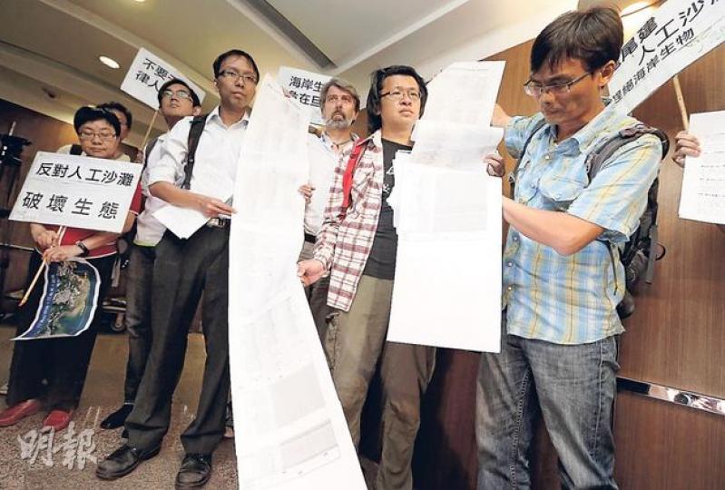 16個環保團體的代表昨到申訴專員公署,投訴政府部門於龍尾建人造沙灘,指當局的環評不全面,沒有發現罕有生態,便決定建人工沙灘破壞生態。(李澤彤攝) 16個環保團體的代表昨到申訴專員公署,投訴政府部門於龍尾建人造沙灘,指當局的環評不全面,沒有發現罕有生態,便決定建人工沙灘破壞生態。(李澤彤攝)