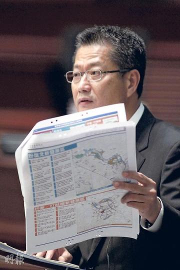 立法會會議昨就新界東北發展提出質詢,發展局長陳茂波表示可研究將休憩用地改為農地,增加土地讓區內受影響農民復耕。(郭慶輝攝) 立法會會議昨就新界東北發展提出質詢,發展局長陳茂波表示可研究將休憩用地改為農地,增加土地讓區內受影響農民復耕。(郭慶輝攝)