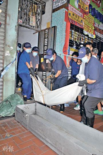49歲劉姓鳳姐在其油麻地上海街劏房被殺,死者全身赤裸,頸上有多處刀傷,其屍體昨晚由仵工舁走,等候剖屍確定死亡時間及死因。(伍浦鋒攝)上海街一名全裸的鳳姐離奇遭人殺害,西九龍總區重案組正全方位追緝兇徒,鑑證科人員昨晚在現場蒐證,掃指模範圍包括梯間信箱及欄杆。(樊銳昌攝)鑑證科人員晚上帶同光學儀器到案發單位內蒐集證據如指模、體液等,其間房內不時透出陣陣綠光,引來大批途人圍觀。(樊銳昌攝) 49歲劉姓鳳姐在其油麻地上海街劏房被殺,死者全身赤裸,頸上有多處刀傷,其屍體昨晚由仵工舁走,等候剖屍確定死亡時間及死因。(伍浦鋒攝)上海街一名全裸的鳳姐離奇遭人殺害,西九龍總區重案組正全方位追緝兇徒,鑑證科人員昨晚在現場蒐證,掃指模範圍包括梯間信箱及欄杆。(樊銳昌攝)鑑證科人員晚上帶同光學儀器到案發單位內蒐集證據如指模、體液等,其間房內不時透出陣陣綠光,引來大批途人圍觀。(樊銳昌攝)