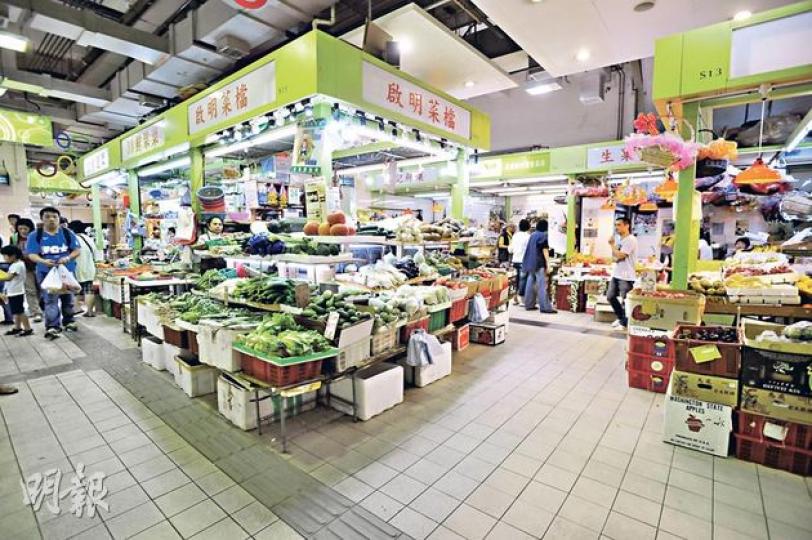 政府將繼續凍結食環署轄下的公眾街市檔位租金至下年底,以便完成研究租金機制調整方案。圖為食環署灣仔街市。(葉家豪攝) 政府將繼續凍結食環署轄下的公眾街市檔位租金至下年底,以便完成研究租金機制調整方案。圖為食環署灣仔街市。(葉家豪攝)