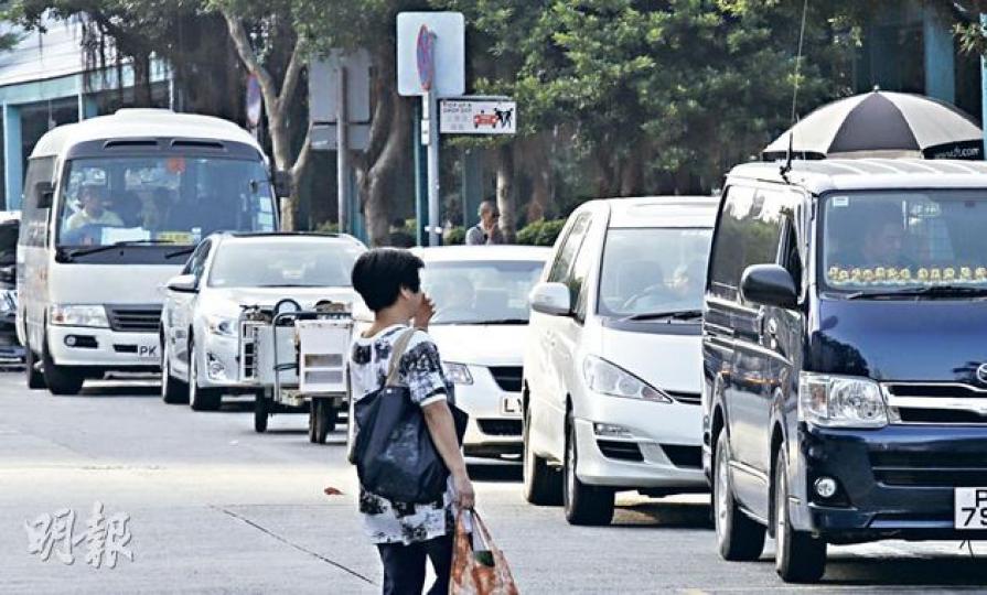 中環碼頭是停車不熄匙的黑點之一,不少停泊路邊的私家車繼續空轉引擎,排放大量廢氣危害途人健康。(李澤彤攝) 中環碼頭是停車不熄匙的黑點之一,不少停泊路邊的私家車繼續空轉引擎,排放大量廢氣危害途人健康。(李澤彤攝)