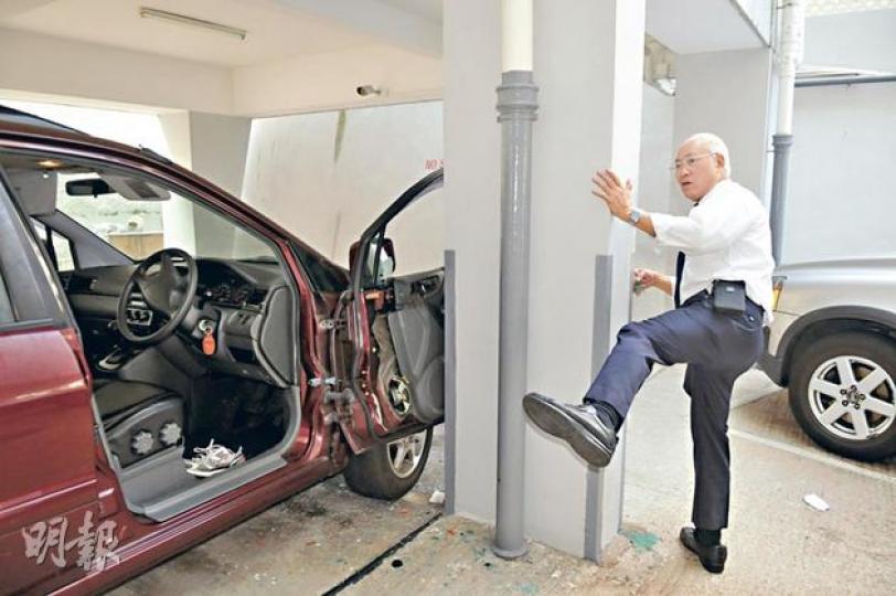 英籍車主疑因下車時忘記拉手掣,其左腳被車門及停車場石屎柱夾住,動彈不得,目擊意外的保安員(圖)事後向記者示範英漢左腳被夾時姿勢。(林智傑攝)62歲英籍游泳學校高層(圖)昨晨在跑馬地藍塘道停泊七人車欲檢查時,七人車突溜後把他的腳夾傷,但警方其後發現他涉酒後駕駛,遂拘捕他。(楊家欣攝) 英籍車主疑因下車時忘記拉手掣,其左腳被車門及停車場石屎柱夾住,動彈不得,目擊意外的保安員(圖)事後向記者示範英漢左腳被夾時姿勢。(林智傑攝)62歲英籍游泳學校高層(圖)昨晨在跑馬地藍塘道停泊七人車欲檢查時,七人車突溜後把他的腳夾傷,但警方其後發現他涉酒後駕駛,遂拘捕他。(楊家欣攝)