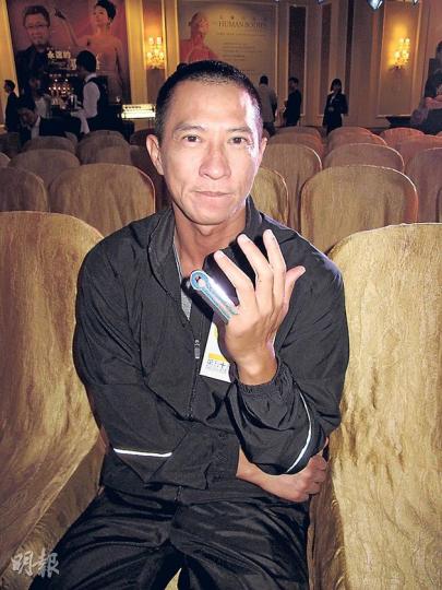 張家輝日前拍攝一場打鬥戲,卻不慎撞傷尾指甩掉兩節骨,認真慘情。(攝影/記者:鍾一虹) 張家輝日前拍攝一場打鬥戲,卻不慎撞傷尾指甩掉兩節骨,認真慘情。(攝影/記者:鍾一虹)