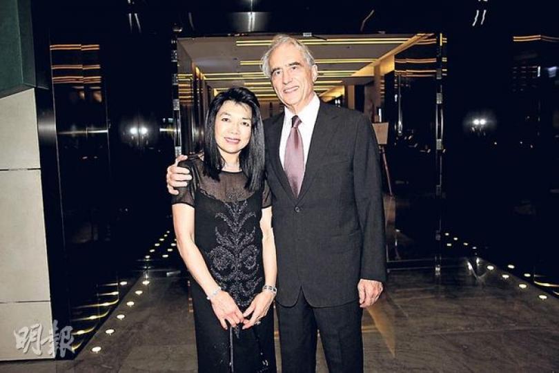 霍麗萍前晚偕外籍丈夫出席晚宴。(攝影/記者:李潔盈) 霍麗萍前晚偕外籍丈夫出席晚宴。(攝影/記者:李潔盈)