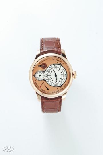 Chronomètre Optimum腕表(林俊源攝)位於表盤左上方的小孔,透視了腕表的恆定力裝置運作。紅金色的十齒齒輪,每秒轉動一格,平均地將能量輸送到擒縱裝置上。(林俊源攝)表背右上方是恆定力裝置的另一面,F.P. Journe巧妙地將恆定力裝置底部安插了一枚指針,但裝置轉動一格,指針亦會移動一格,剛好能夠作為跳秒指示的功能。有趣的是因為裝置設於表底,指針以逆時針方向運行。(林俊源攝)F.P. Journe表示,香港是緊接東京之後全球第二個Chronomètre Optimum腕表到訪的地方 Chronomètre Optimum腕表(林俊源攝)位於表盤左上方的小孔,透視了腕表的恆定力裝置運作。紅金色的十齒齒輪,每秒轉動一格,平均地將能量輸送到擒縱裝置上。(林俊源攝)表背右上方是恆定力裝置的另一面,F.P. Journe巧妙地將恆定力裝置底部安插了一枚指針,但裝置轉動一格,指針亦會移動一格,剛好能夠作為跳秒指示的功能。有趣的是因為裝置設於表底,指針以逆時針方向運行。(林俊源攝)F.P. Journe表示,香港是緊接東京之後全球第二個Chronomètre Optimum腕表到訪的地方