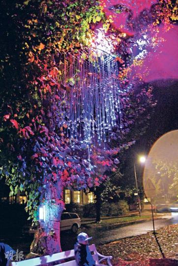 國際戶外燈飾節Lights in Alingsas,12年來替這個瑞典古雅小鎮的秋黑天掛上美麗色彩。(周游攝) 國際戶外燈飾節Lights in Alingsas,12年來替這個瑞典古雅小鎮的秋黑天掛上美麗色彩。(周游攝)