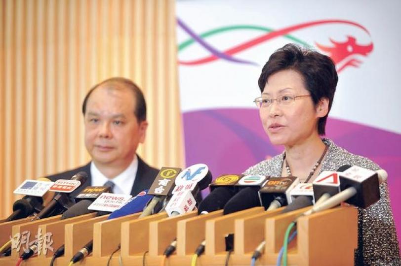 政務司長林鄭月娥(右)在姿態上讓步,主動表示已向財委會提出下周二加開會議,讓議員今日可用6小時提問,待下周一完成長津的公聽會後再作表決。左為勞工及福利局長張建宗。(葉家豪攝)立法會昨日首場有關長者生活津貼的公聽會上,有團體代表向勞工及福利局長張建宗(下方)送上日曆,寓意促請政府盡快就全民退休保障訂定時間表及路線圖。(葉家豪攝)工黨張超雄在福利事務委員會提出財會押後審議長者津貼撥款的動議,在只有兩名議員棄權、無人反對下獲通過。 (葉家豪攝) 政務司長林鄭月娥(右)在姿態上讓步,主動表示已向財委會提出下周二加開會議,讓議員今日可用6小時提問,待下周一完成長津的公聽會後再作表決。左為勞工及福利局長張建宗。(葉家豪攝)立法會昨日首場有關長者生活津貼的公聽會上,有團體代表向勞工及福利局長張建宗(下方)送上日曆,寓意促請政府盡快就全民退休保障訂定時間表及路線圖。(葉家豪攝)工黨張超雄在福利事務委員會提出財會押後審議長者津貼撥款的動議,在只有兩名議員棄權、無人反對下獲通過。 (葉家豪攝)