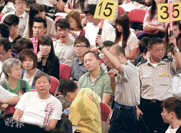 昨日維園年宵競投,支聯會主席李卓人(前排左一)與綠色間條上衣男子(第二排右三)爭奪1號攤位,支聯會最後以「史上高價」9.4萬元投得。但相連的2號位卻被該男子以3.8萬元搶走。(郭慶輝攝)以15萬元投得30號攤位的余先生(黑衣者),昨帶備大型計算機有備而來,該攤位成為昨日最高價攤位。(郭慶輝攝)年宵競投老手「雞仔餅大王」梁銳洪,昨一連失落兩個分別為15萬及13.5萬元最高價攤位,但以7.5萬元投得另一攤位。(郭慶輝攝) 昨日維園年宵競投,支聯會主席李卓人(前排左一)與綠色間條上衣男子(第二排右三)爭奪1號攤位,支聯會最後以「史上高價」9.4萬元投得。但相連的2號位卻被該男子以3.8萬元搶走。(郭慶輝攝)以15萬元投得30號攤位的余先生(黑衣者),昨帶備大型計算機有備而來,該攤位成為昨日最高價攤位。(郭慶輝攝)年宵競投老手「雞仔餅大王」梁銳洪,昨一連失落兩個分別為15萬及13.5萬元最高價攤位,但以7.5萬元投得另一攤位。(郭慶輝攝)