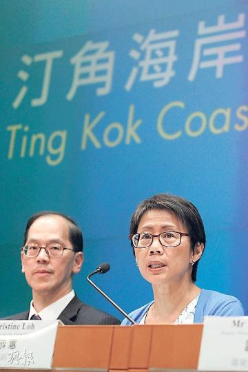 環團一直反對龍尾工程,環境局副局長陸恭蕙(右)昨表示不會擱置工程,但為回應市民對龍尾的關注,決定加強保育汀角一帶的高生態價值地點,認為今次是「先保育後發展」。旁為民政事務局長曾德成。(李紹昌攝) 環團一直反對龍尾工程,環境局副局長陸恭蕙(右)昨表示不會擱置工程,但為回應市民對龍尾的關注,決定加強保育汀角一帶的高生態價值地點,認為今次是「先保育後發展」。旁為民政事務局長曾德成。(李紹昌攝)