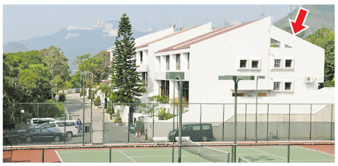 同樣擔任常任秘書長的周達明及謝曼怡夫婦住在香港仔深水灣道文禮苑的高級公務員獨立屋宿舍(箭嘴示),上址保安森嚴,但其寓所昨凌晨被竊匪潛入偷走兩部手機及3000元現金等。探員接報到場調查,屋前則泊有AM87車牌的政府車。(蔡方山攝) 同樣擔任常任秘書長的周達明及謝曼怡夫婦住在香港仔深水灣道文禮苑的高級公務員獨立屋宿舍(箭嘴示),上址保安森嚴,但其寓所昨凌晨被竊匪潛入偷走兩部手機及3000元現金等。探員接報到場調查,屋前則泊有AM87車牌的政府車。(蔡方山攝)