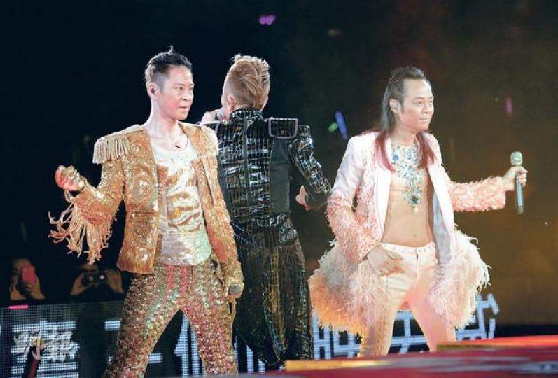 草蜢3子雖然落力演出,但第一場輸了給軟硬。(攝影﹕鍾偉茵)彭羚淡出樂壇後,每次看老公林海峰演出都變了小歌迷。(攝影﹕鍾偉茵)伍詠薇(左二)與老公(左一)及周汶錡(右二)、黃佩霞(右一 )一起捧老友場。(攝影﹕鍾偉茵)容祖兒與母親(左一)及鄭伊健(後)在台下睇到手舞足蹈。(攝影﹕鍾偉茵) 草蜢3子雖然落力演出,但第一場輸了給軟硬。(攝影﹕鍾偉茵)彭羚淡出樂壇後,每次看老公林海峰演出都變了小歌迷。(攝影﹕鍾偉茵)伍詠薇(左二)與老公(左一)及周汶錡(右二)、黃佩霞(右一 )一起捧老友場。(攝影﹕鍾偉茵)容祖兒與母親(左一)及鄭伊健(後)在台下睇到手舞足蹈。(攝影﹕鍾偉茵)