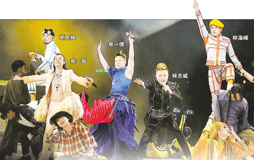 草蜢與軟硬前晚在紅館開騷,5子以超浮誇造型大唱80年代金曲,其中以蔡一傑的犀牛裝最誇張。(攝影﹕鍾偉茵)減肥成功的阿葛以12吋半手瓜,力壓眾人成為手瓜王,贏得全場掌聲。(攝影﹕鍾偉茵)未收身的阿葛肌肉鬆弛有大肚腩,時為2008年。(攝影﹕鍾偉茵)林海峰露點上陣,實行跟草蜢鬥妖。(攝影﹕鍾偉茵)草蜢與軟硬除了鬥跳鬥手瓜,更鬥做掌上壓。(攝影﹕鍾偉茵) 草蜢與軟硬前晚在紅館開騷,5子以超浮誇造型大唱80年代金曲,其中以蔡一傑的犀牛裝最誇張。(攝影﹕鍾偉茵)減肥成功的阿葛以12吋半手瓜,力壓眾人成為手瓜王,贏得全場掌聲。(攝影﹕鍾偉茵)未收身的阿葛肌肉鬆弛有大肚腩,時為2008年。(攝影﹕鍾偉茵)林海峰露點上陣,實行跟草蜢鬥妖。(攝影﹕鍾偉茵)草蜢與軟硬除了鬥跳鬥手瓜,更鬥做掌上壓。(攝影﹕鍾偉茵)