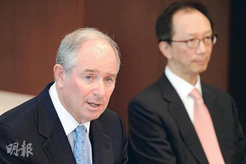 黑石創辦人兼主席Stephen Schwarzman(左)昨日於香港接受訪問時說,將大手投資亞洲區,尤其是中國的房地產,因為內地經濟已短期見底,未來2至3年將是公司投資的絕佳機會。右為黑石大中華區主席梁錦松。(尹錦恩攝) 黑石創辦人兼主席Stephen Schwarzman(左)昨日於香港接受訪問時說,將大手投資亞洲區,尤其是中國的房地產,因為內地經濟已短期見底,未來2至3年將是公司投資的絕佳機會。右為黑石大中華區主席梁錦松。(尹錦恩攝)