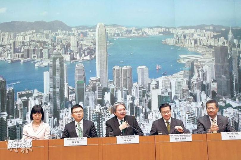 新界社團聯會多名立法會議員陳恒鑌(左起)、葛珮帆及梁志祥,昨於政府總部外示威,要求加快開發土地,應付房屋需要。(葉家豪攝) 新界社團聯會多名立法會議員陳恒鑌(左起)、葛珮帆及梁志祥,昨於政府總部外示威,要求加快開發土地,應付房屋需要。(葉家豪攝)