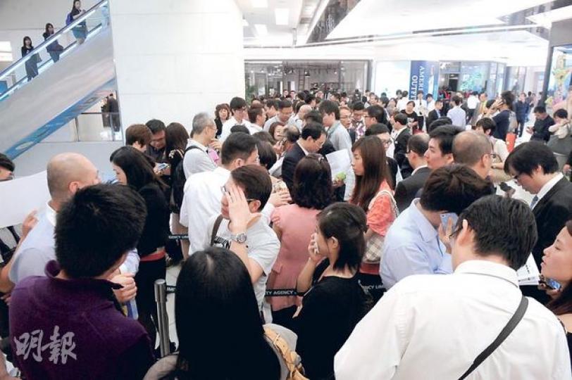 政府昨傍晚突然公布推出兩招重藥遏抑樓市,恒基即時宣布將原定今日才開售的元朗新盤尚悅,提早至昨晚9時開售,大批代理齊集尖沙嘴美麗華商場銷售處(圖),並急召內地買家來港交易,否則凌晨起便會被徵收樓價15%的買家印花稅。(劉焌陶攝) 政府昨傍晚突然公布推出兩招重藥遏抑樓市,恒基即時宣布將原定今日才開售的元朗新盤尚悅,提早至昨晚9時開售,大批代理齊集尖沙嘴美麗華商場銷售處(圖),並急召內地買家來港交易,否則凌晨起便會被徵收樓價15%的買家印花稅。(劉焌陶攝)