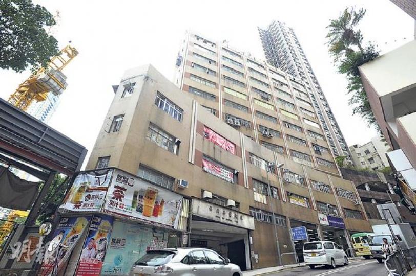 市建局昨宣布斥資12億元收購及重建位於堅尼地城的祥興工業大廈,預料最快可於2018年至2019年完成重建,提供180個中小型住宅單位,但12層樓中有3層已被發展商「落釘」,統一業權有難度。(葉家豪攝)本身是祥興工業大廈5樓業主的業主立案法團主席陳先生指出,大廈有三成單位是由發展商持有,不少單位已空置多年。(葉家豪攝) 市建局昨宣布斥資12億元收購及重建位於堅尼地城的祥興工業大廈,預料最快可於2018年至2019年完成重建,提供180個中小型住宅單位,但12層樓中有3層已被發展商「落釘」,統一業權有難度。(葉家豪攝)本身是祥興工業大廈5樓業主的業主立案法團主席陳先生指出,大廈有三成單位是由發展商持有,不少單位已空置多年。(葉家豪攝)