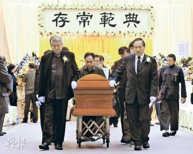 食家蔡瀾(左)同前高官葉樹堃(右)噚日同為亡友甘健成扶靈出殯。(葉家豪攝) 食家蔡瀾(左)同前高官葉樹堃(右)噚日同為亡友甘健成扶靈出殯。(葉家豪攝)