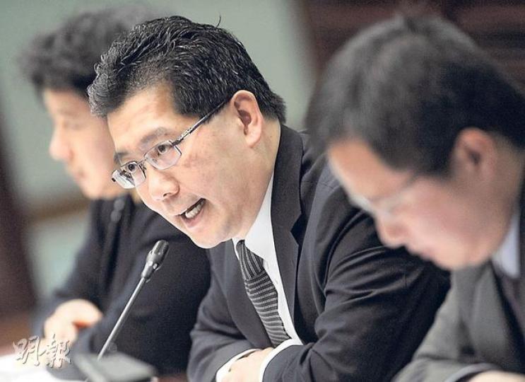 蘇錦樑(中)強調政府及立法會不適宜干預傳媒內部事務,拒絕介入DBC停播事件。(余俊亮攝) 蘇錦樑(中)強調政府及立法會不適宜干預傳媒內部事務,拒絕介入DBC停播事件。(余俊亮攝)