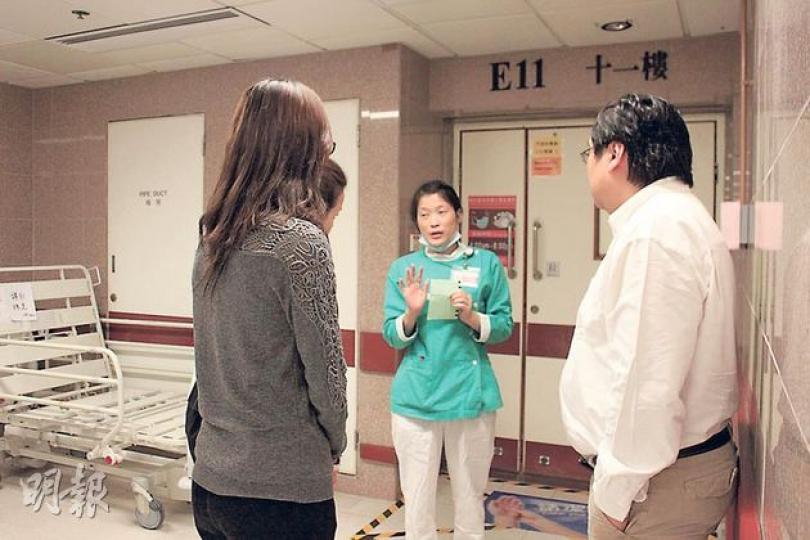 DR美容集團輸液事故發生多時,公司昨日始派出兩名女職員(左)到醫院探望事主,但被醫護引述病人稱「暫不想見人」為由拒絕接見。據悉,職員早前往探望其餘兩名留院事主時,也同樣被病人或家屬拒見。(邱雅錡攝) DR美容集團輸液事故發生多時,公司昨日始派出兩名女職員(左)到醫院探望事主,但被醫護引述病人稱「暫不想見人」為由拒絕接見。據悉,職員早前往探望其餘兩名留院事主時,也同樣被病人或家屬拒見。(邱雅錡攝)