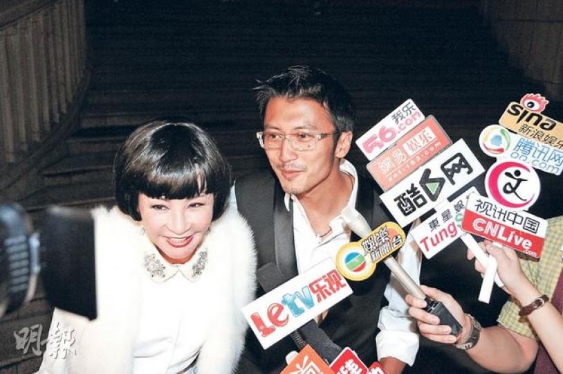 拉姑最開心見到兒子謝霆鋒身體健康,叮囑他要愛惜自己。(攝影:林蘊兒 劉永銳 李維隆)拉姑笑着叫記者幫手向謝婷婷催婚。(攝影:林蘊兒 劉永銳 李維隆)餐廳職員捧着拉姑的粉紅色生日蛋糕。(攝影:林蘊兒 劉永銳 李維隆)李克勤與盧淑儀恩愛到場。(攝影:林蘊兒 劉永銳 李維隆)安志杰已是拉姑心中的未來女婿。(攝影:林蘊兒 劉永銳 李維隆)阿叻與黃杏秀祝賀拉姑生日快樂。(攝影:林蘊兒 劉永銳 李維隆)譚詠麟與好友夾份送很合用的禮物給拉姑。(攝影:林蘊兒 劉永銳 李維隆)關菊英與同性密友Willy結伴出席拉 拉姑最開心見到兒子謝霆鋒身體健康,叮囑他要愛惜自己。(攝影:林蘊兒 劉永銳 李維隆)拉姑笑着叫記者幫手向謝婷婷催婚。(攝影:林蘊兒 劉永銳 李維隆)餐廳職員捧着拉姑的粉紅色生日蛋糕。(攝影:林蘊兒 劉永銳 李維隆)李克勤與盧淑儀恩愛到場。(攝影:林蘊兒 劉永銳 李維隆)安志杰已是拉姑心中的未來女婿。(攝影:林蘊兒 劉永銳 李維隆)阿叻與黃杏秀祝賀拉姑生日快樂。(攝影:林蘊兒 劉永銳 李維隆)譚詠麟與好友夾份送很合用的禮物給拉姑。(攝影:林蘊兒 劉永銳 李維隆)關菊英與同性密友Willy結伴出席拉