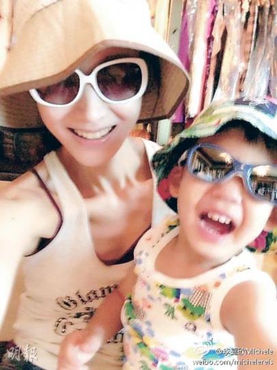 李嘉欣與兒子小JM全副裝備去沙灘曬太陽。(微博圖片) 李嘉欣與兒子小JM全副裝備去沙灘曬太陽。(微博圖片)