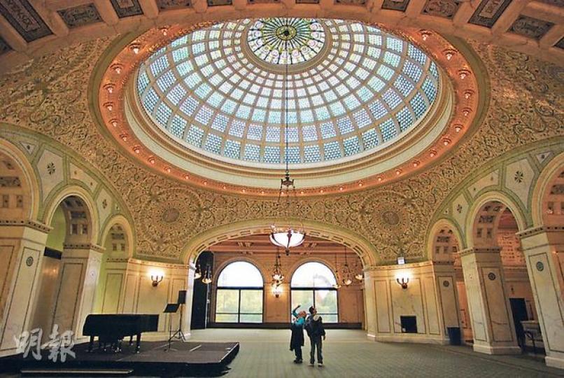 Chicago Cultural Center裏的Tiffany Dome,直徑38呎,用上了約30,000塊玻璃,面積達1000平方呎。(黃潔玲攝)Rookery在1888年完成,大堂的天花在1907年由萊特重新設計。(黃潔玲攝)本來是圖書館的芝加哥文化中心,保留了原汁原味的建築。(黃潔玲攝)Frank Gehry的Jay Pritzker Pavilion,彎曲線條與背後高樓大廈成有趣對比。(黃潔玲攝)Ludwig Mies van der Rohe在70年代設計的Federal Cente Chicago Cultural Center裏的Tiffany Dome,直徑38呎,用上了約30,000塊玻璃,面積達1000平方呎。(黃潔玲攝)Rookery在1888年完成,大堂的天花在1907年由萊特重新設計。(黃潔玲攝)本來是圖書館的芝加哥文化中心,保留了原汁原味的建築。(黃潔玲攝)Frank Gehry的Jay Pritzker Pavilion,彎曲線條與背後高樓大廈成有趣對比。(黃潔玲攝)Ludwig Mies van der Rohe在70年代設計的Federal Cente