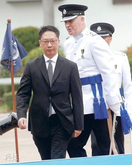 律政司長袁國強（前）昨早出席警察學院結業會操，讚揚警員於南丫島海難中忘我救人，精神令人感動。（李紹昌攝）