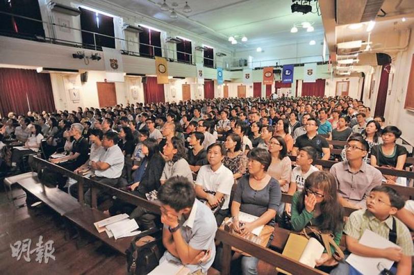 拔萃男書院昨早舉行兩場升中簡介會，逾1100名家長及小六學生慕名而來。該校預計來屆只收90名外校生，來年3月會公布結果。（葉思雅攝）