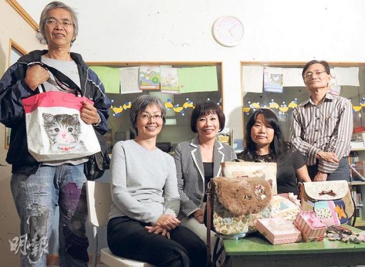 保良市集的租戶都期望保良局將來繼續推行市集計劃，讓社會上的弱勢社群有機會一展所長，發揮才華。（劉焌陶攝）從巴基斯坦移居香港的Sobia，把家鄉手藝「手繪花」帶來，利用天然材料製成的顏料，在手掌塗上花紋。她希望借推廣手藝，讓港人認識其文化。（楊德銘攝）
