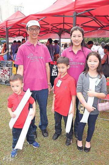 伏明霞與丈夫梁錦松一家五口出席活動。(攝影/記者﹕林祖傑) 伏明霞與丈夫梁錦松一家五口出席活動。(攝影/記者﹕林祖傑)
