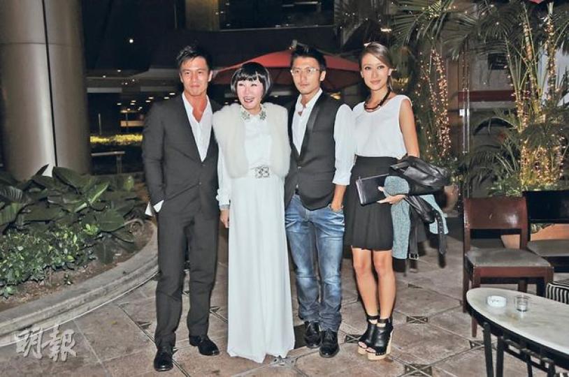 壽星狄波拉（左二）有乖仔謝霆鋒（右二）、乖女謝婷婷（右一）及未來女婿安志杰（左一）陪伴慶祝，令她度過一個難忘的晚上。（攝影：劉永銳、李維隆）彭健新（左起）、譚詠麟及李克勤齊齊賀拉姑61歲牛一。（攝影：劉永銳、李維隆）