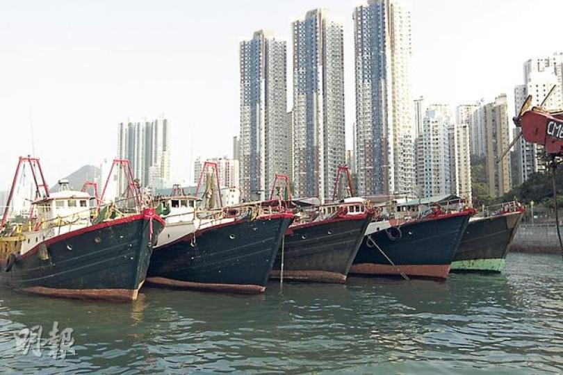香港近水捕魚漁船（郭慶輝攝）漁民梁先生（左）﹕請你幫我話畀政府知，我哋最重要唔係錢，係要生活！漁民張先生（右）﹕好徬徨，禁咗之後都唔知做乜，搵工囉，我要養家，但我字都唔識多隻，做得啲乜？（郭慶輝攝）