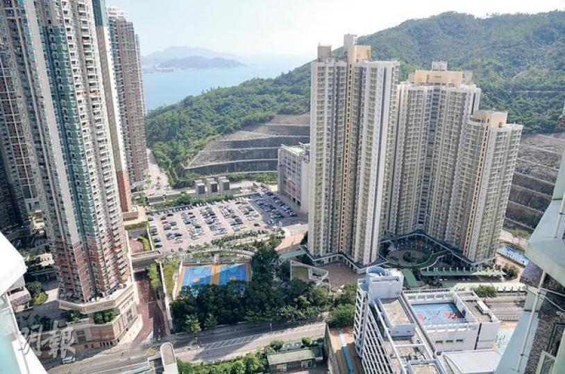 入伙僅一年多、提供2000個單位的調景嶺善明邨,同樣被列入土儲之列。(明報記者攝) 入伙僅一年多、提供2000個單位的調景嶺善明邨,同樣被列入土儲之列。(明報記者攝)