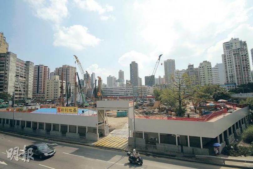 去年由長實投得的元朗朗屏站限呎地,仍被政府列為住宅土儲。(明報記者攝)住在元朗山貝涌口村40多年的周伯(右),驚聞政府將該塊非原居民村地列入空置住宅官地,他與老伴(左)均表示已有心理準備政府隨時拆村,會立刻找村長商討應對,希望屆時獲恰當安置。(明報記者攝) 去年由長實投得的元朗朗屏站限呎地,仍被政府列為住宅土儲。(明報記者攝)住在元朗山貝涌口村40多年的周伯(右),驚聞政府將該塊非原居民村地列入空置住宅官地,他與老伴(左)均表示已有心理準備政府隨時拆村,會立刻找村長商討應對,希望屆時獲恰當安置。(明報記者攝)