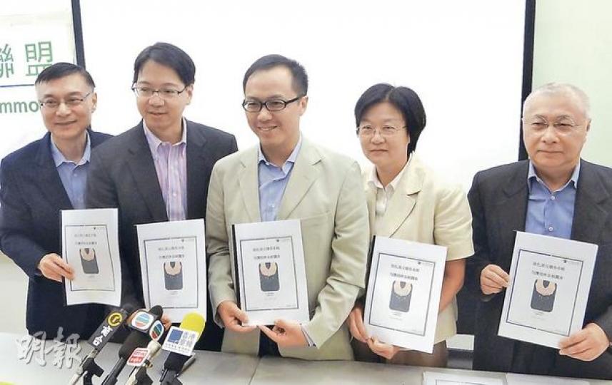 公共專業聯盟金融專家組由3名退休銀行家組成，包括永隆銀行司庫部前主管徐炳坤（右一）、美國銀行前高級副總裁葉嘉雯（右二）及美國銀行前董事韋志堅（左一）。聯盟主席莫乃光（左二）及副主席梁繼晶（左三）昨一同出席記者會。（曾安迪攝）