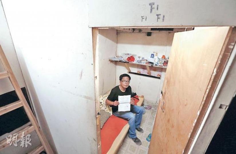 近50歲的余先生現居的大角嘴工廈單位僅30平方呎,只能容納一張木牀,且要與同層約30伙住戶共用4個廁所,單位時有飛蟲木虱,更已斷供水電,但因未能找到適合單位,余先生表明,直至清拆前都不會搬走。(李澤彤攝) 近50歲的余先生現居的大角嘴工廈單位僅30平方呎,只能容納一張木牀,且要與同層約30伙住戶共用4個廁所,單位時有飛蟲木虱,更已斷供水電,但因未能找到適合單位,余先生表明,直至清拆前都不會搬走。(李澤彤攝)