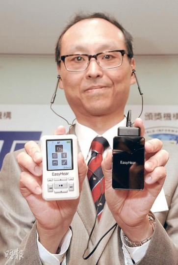 力滔有限公司行政總裁張日耀展示「清晰聽」兩款型號,包括附設藍牙及收音機進階版(圖左)及普通版(圖右),分別售5000及3000元。(陳淑安攝) 力滔有限公司行政總裁張日耀展示「清晰聽」兩款型號,包括附設藍牙及收音機進階版(圖左)及普通版(圖右),分別售5000及3000元。(陳淑安攝)