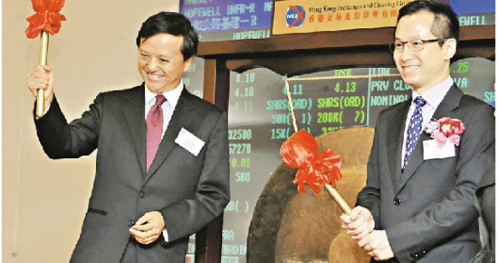 港交所行政總裁李小加(左)指出,本港人民幣資金池僅6000多億,發展人民幣產品需要更多時間。圖右為合和公路基建董事總經理胡文新。(劉焌陶攝) 港交所行政總裁李小加(左)指出,本港人民幣資金池僅6000多億,發展人民幣產品需要更多時間。圖右為合和公路基建董事總經理胡文新。(劉焌陶攝)