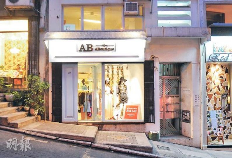 鴨巴甸街19號連地舖共5層,總面積4000方呎,以4980萬元成交,呎價約12,450元。(劉焌陶攝)現租作醫務所的小西灣富怡花園地下52號舖,面積600方呎,最近以1800萬元售出,呎價約3萬元,以現時租客月租約5.2萬元計,租金回報約3.5厘。(郭慶輝攝)財政司長曾俊華(右)、金管局總裁陳德霖(左)及財經事務及庫務局長陳家強等一行昨抵達北京訪問。曾俊華抵達北京時說,會密切留意香港樓市發展,若有需要,會推出相應措施。(林迎攝) 鴨巴甸街19號連地舖共5層,總面積4000方呎,以4980萬元成交,呎價約12,450元。(劉焌陶攝)現租作醫務所的小西灣富怡花園地下52號舖,面積600方呎,最近以1800萬元售出,呎價約3萬元,以現時租客月租約5.2萬元計,租金回報約3.5厘。(郭慶輝攝)財政司長曾俊華(右)、金管局總裁陳德霖(左)及財經事務及庫務局長陳家強等一行昨抵達北京訪問。曾俊華抵達北京時說,會密切留意香港樓市發展,若有需要,會推出相應措施。(林迎攝)