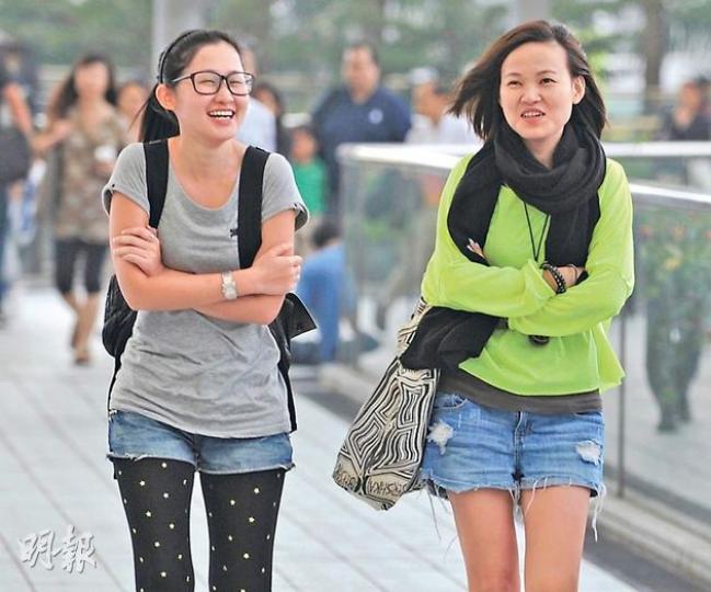 天文台表示,本港今晚開始顯著轉涼,預料明日氣溫會降至19℃。昨日街上市民亦已感到絲絲涼意。(盧翊銘攝) 天文台表示,本港今晚開始顯著轉涼,預料明日氣溫會降至19℃。昨日街上市民亦已感到絲絲涼意。(盧翊銘攝)