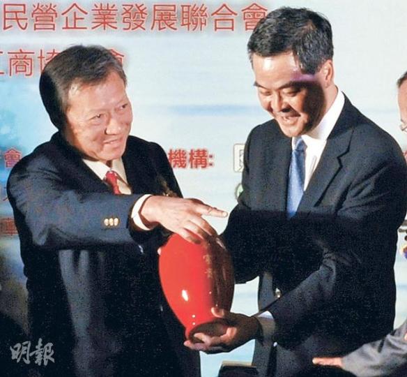 特首梁振英(右)噚晚出席第三屆「後ECFA港浙台經貿論壇」晚宴,講到台港經貿關係合作,又代大會送一隻有「富貴」字樣嘅紅花樽畀新鴻基地產非執行董事郭炳湘(左)。之後晚上就返咗去新居禮賓府。(盧翊銘攝) 特首梁振英(右)噚晚出席第三屆「後ECFA港浙台經貿論壇」晚宴,講到台港經貿關係合作,又代大會送一隻有「富貴」字樣嘅紅花樽畀新鴻基地產非執行董事郭炳湘(左)。之後晚上就返咗去新居禮賓府。(盧翊銘攝)