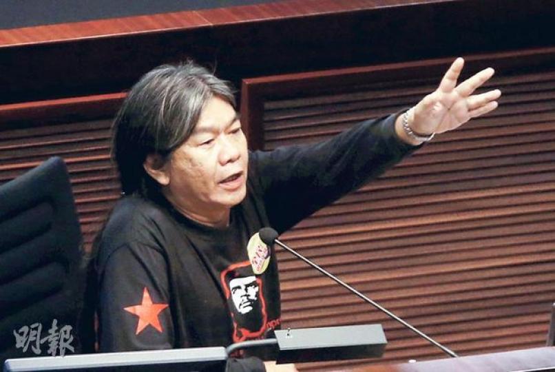 「長毛」噚日講起佢已去世嘅媽媽時相當激動,佢話因為佢養媽媽唔起,怪政府對長者冇生活保障,媽媽含恨而終。(李澤彤攝) 「長毛」噚日講起佢已去世嘅媽媽時相當激動,佢話因為佢養媽媽唔起,怪政府對長者冇生活保障,媽媽含恨而終。(李澤彤攝)