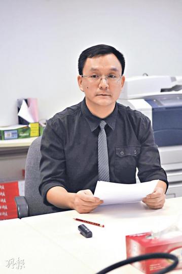 兩名在火警中死亡男童就讀中學的聯繫主任曾俊儀昨日表示,兩兄弟乖巧、精靈及活潑,溝通能力強,深受同學歡迎,常與父母一同參與家長教師會活動。(林智傑攝) 兩名在火警中死亡男童就讀中學的聯繫主任曾俊儀昨日表示,兩兄弟乖巧、精靈及活潑,溝通能力強,深受同學歡迎,常與父母一同參與家長教師會活動。(林智傑攝)